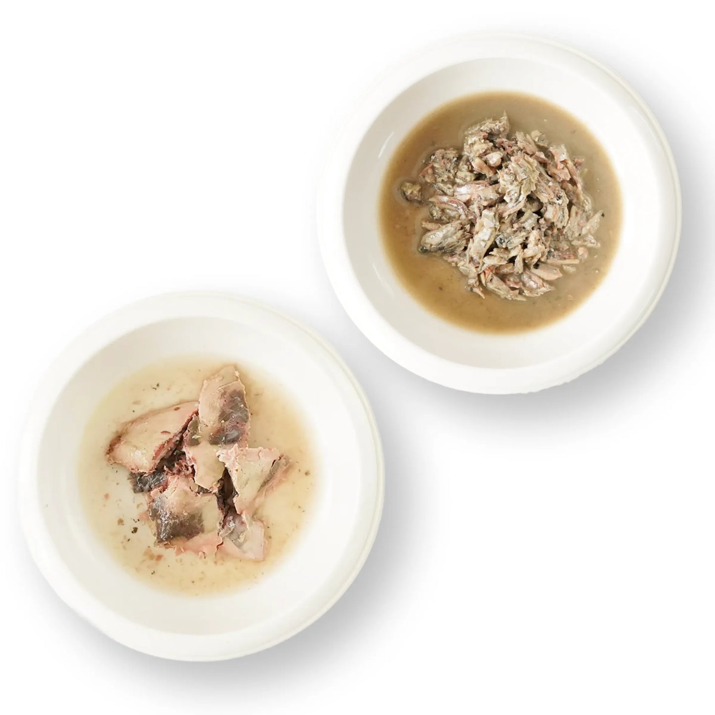 小魚タイプと切り身タイプがお皿の上に盛り付けられた写真